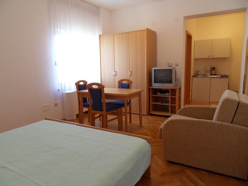 Apartments Petricevic Selce Habitación foto